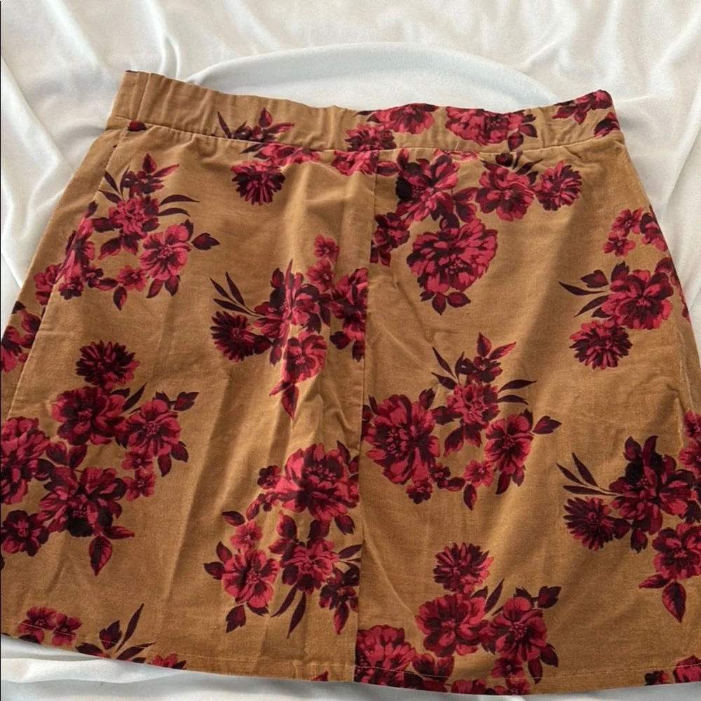 Button-Front Floral Mini Skirt - Red Floral on Tan - Picture 3 of 3
